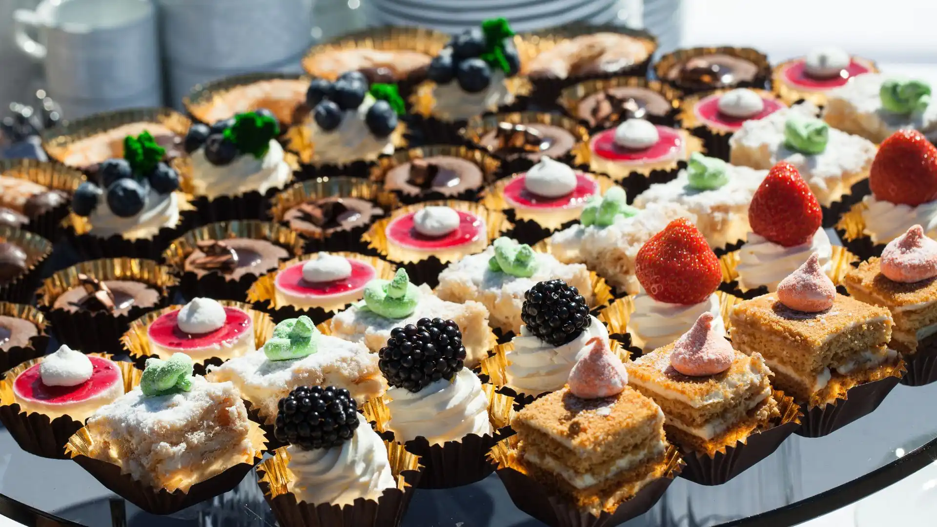 domače tortice, z različnimi nadevi od jagodičevja do čokolade